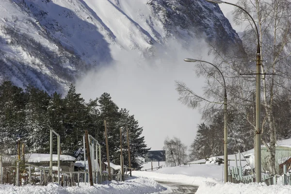 Valanga di neve secca con una nuvola di polvere — Foto Stock