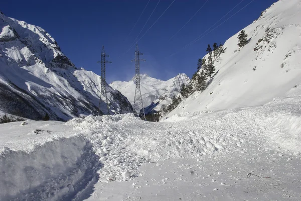 Χιόνι χιονοστιβάδα κλείσει ο δρόμος προς το χωριό Terskol, Elbrus περιοχή. Καυκάσου — Φωτογραφία Αρχείου