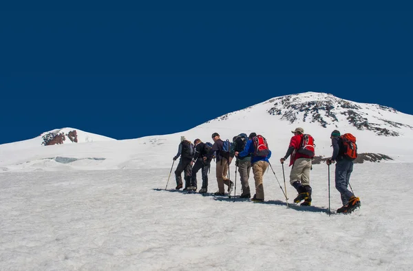 Klättring på berg Elbrus i solig dag. — Stockfoto