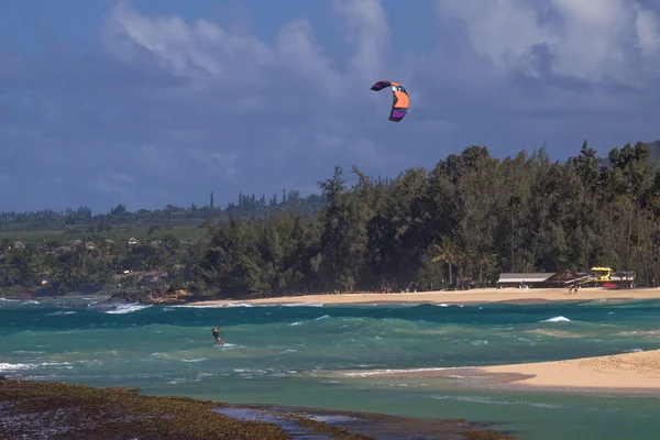 Kitesurfing kız Okyanusu, Hawaii.