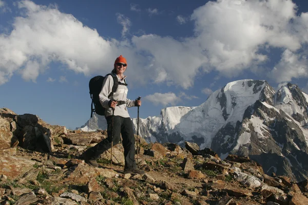 Caucasus dağ gülümseyen genç kadın uzun yürüyüşe çıkan kimse. — Stok fotoğraf