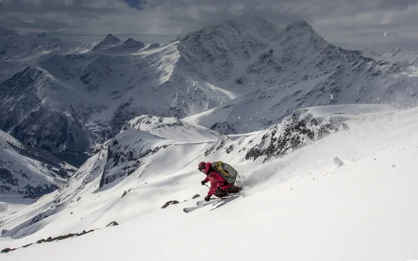 Skifahrer im Hochgebirge im frischen Pulverschnee. — Stockfoto