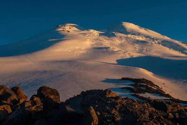 Βουνό Elbrus ηλιοβασίλεμα εγκαίρως — Φωτογραφία Αρχείου