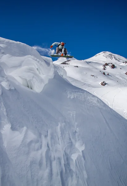 Zıplama, arka planda mt. Elbrus snowboarder.