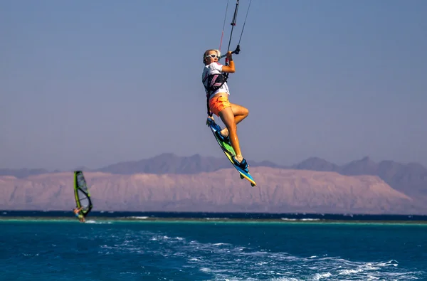 Gelukkig kite surfer vrouw is springen — Stockfoto