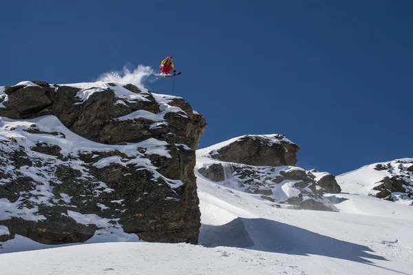 Yüksek uçurumdan atlama kayakçı.