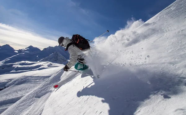 Kayakçı yüksek dağlarda... Freeride güneşli günde taze toz karda