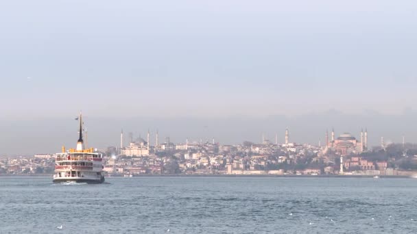 海格娅 索菲亚和苏门答腊在后面看得见 渡船在海面上漂流 — 图库视频影像