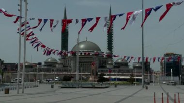 Sokağa çıkma yasağında Taksim Meydanı.