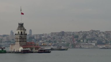 Bakirenin kulesi ve arkada koşan buharlı gemi.