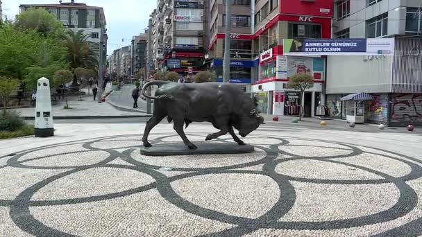 Άγαλμα Ταύρου Στέκεται Επιβλητικό Στην Πλατεία — Αρχείο Βίντεο