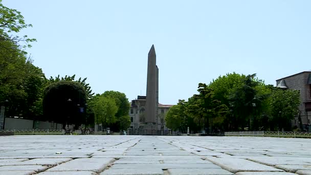 門限内の空の正方形とテオドシウスObelisks — ストック動画