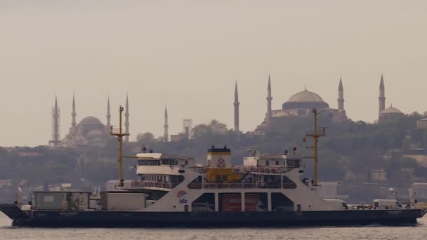 Der Pass Der Dampfer Und Die Hagia Sophia Hintergrund — Stockvideo