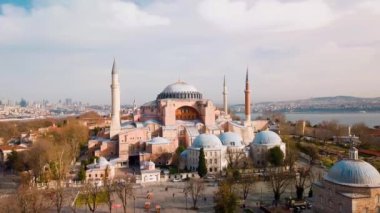 İnsansız hava aracı Ayasofya 'dan havalanırken arka taraftaki Boğaz manzarası.