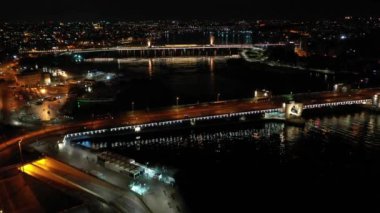 Geceleri iki köprü ve ışığın drone görüntüsü