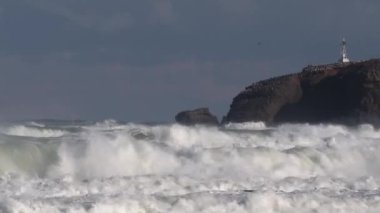 Fırtınada kayaya çarpan dalgaların görüntüsü.