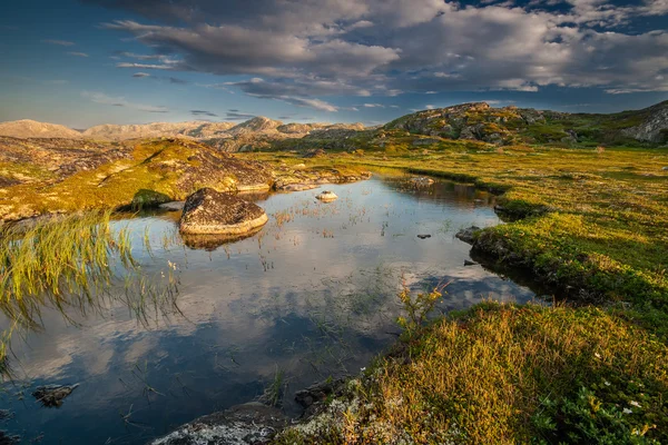 Pequeno lago atrás de um círculo polar — Fotografia de Stock