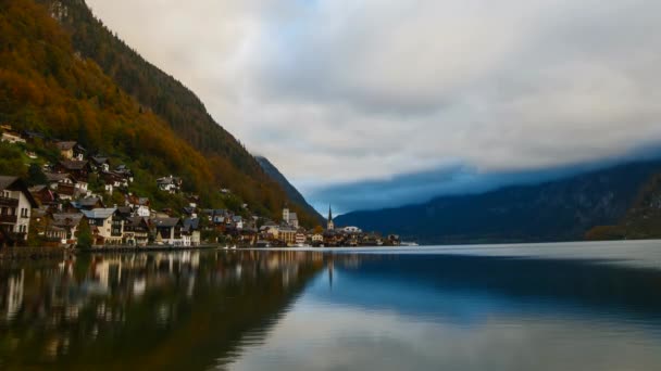 Nuvens movendo-se sobre o lago — Vídeo de Stock