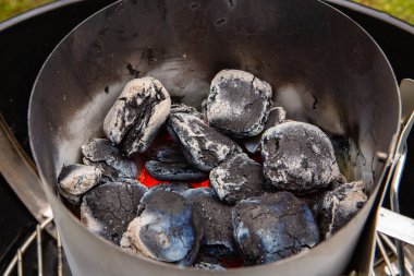 ızgara için kömür briketlerinin hızlıca ateşlenmesi için başlatıcı