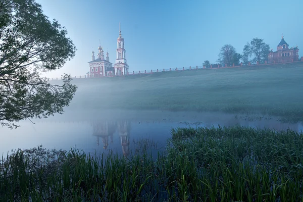 Landskap med två kyrkor — Stockfoto