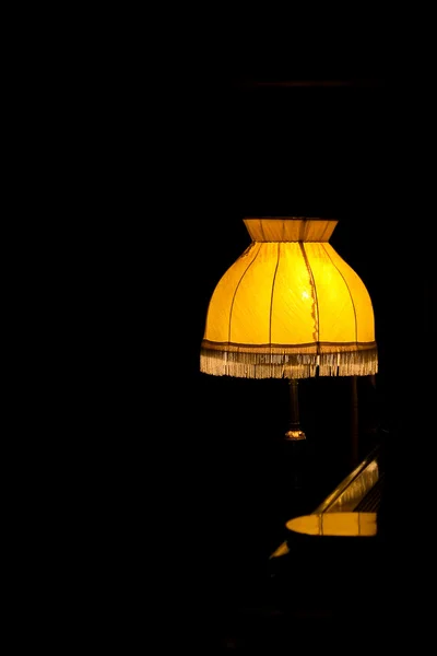 Настольная лампа с желтым оттенком лампы — стоковое фото