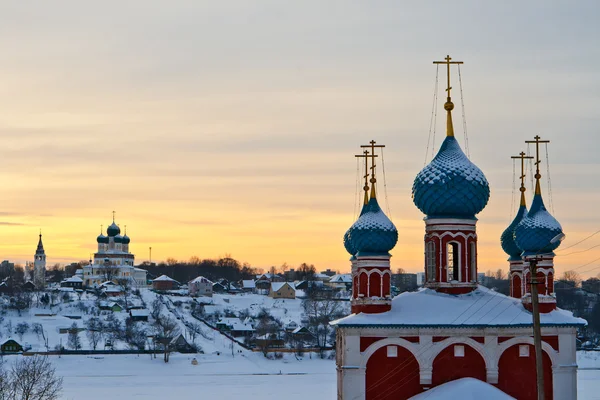 Två kyrkor på flodstränderna — Stockfoto