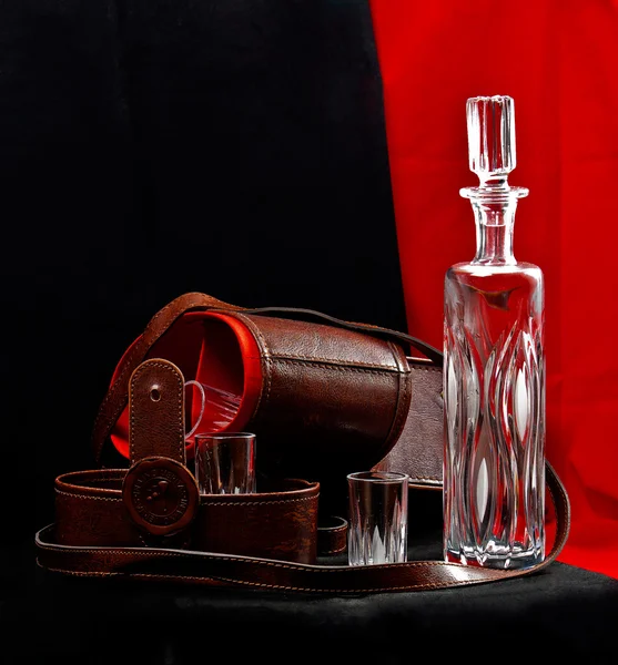 Custodia in pelle per un decanter e occhiali — Foto Stock