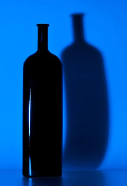 Garrafa azul e sua sombra — Fotografia de Stock