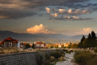 küçük bir kasaba üzerinden günbatımı