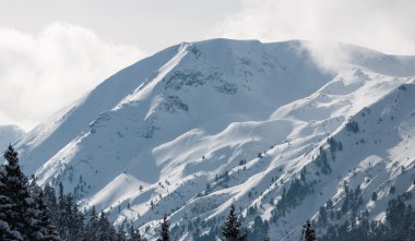 Dağın tepesinde kar ve bulutlar kaplı