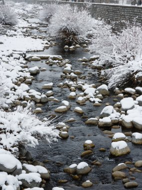 Dağ nehir kar ile doldu