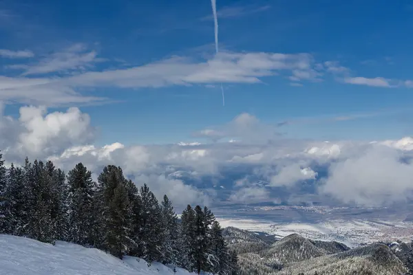 Paisaje de invierno con vew desde la cima de la montaña —  Fotos de Stock
