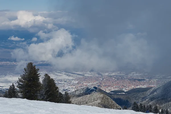 Paisaje de invierno con vew desde la cima de la montaña —  Fotos de Stock