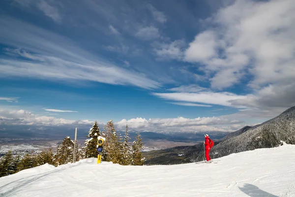 Alpineskiën in zonnige dag — Stockfoto