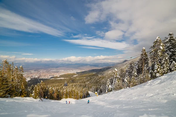 Skifahren bei sonnigem Wetter — Stockfoto