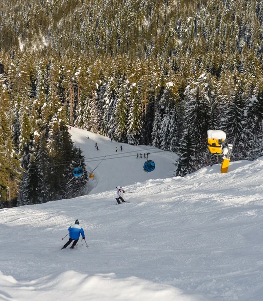 Skifahren bei sonnigem Wetter — Stockfoto