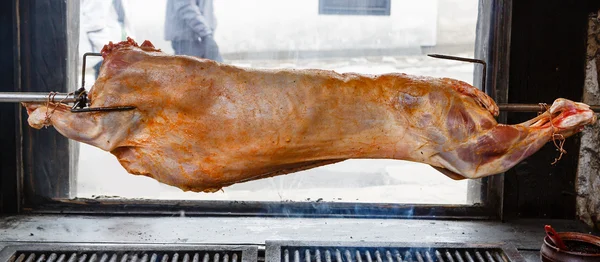 Carcassa di un agnello su uno spiedo — Foto Stock