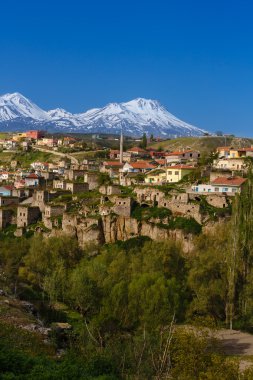 Karla kaplı dağ tepe karşı küçük kasaba