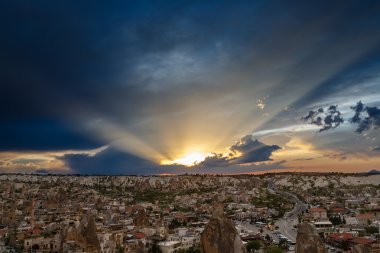 Bulutlar günbatımı ışığında