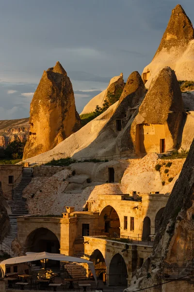 Camere d'albergo abbattute nella roccia — Foto Stock