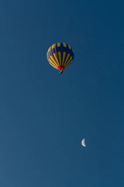 Balon i księżyc — Zdjęcie stockowe