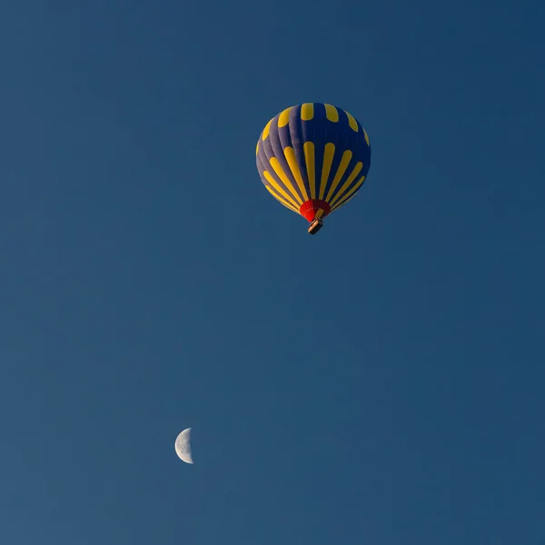 Повітряна куля і місяця — стокове фото