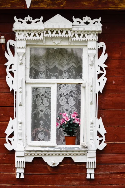 Fenster mit Blumen auf einem Fensterbrett — Stockfoto