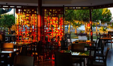 Meksika restoranı bir veranda üzerinde ahşap dekoratif kafes