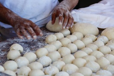 Hamur turta için hazırlanıyor