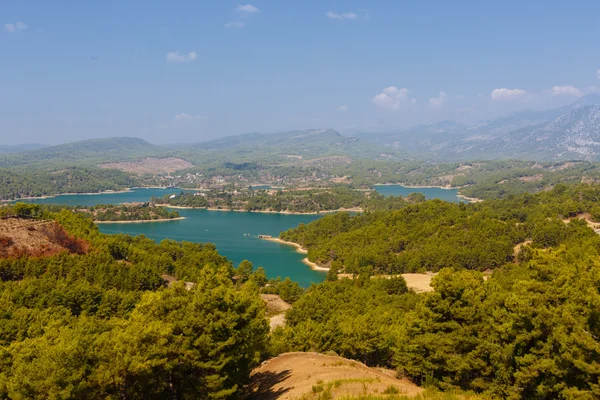 Bir yapay su deposu ile manzara