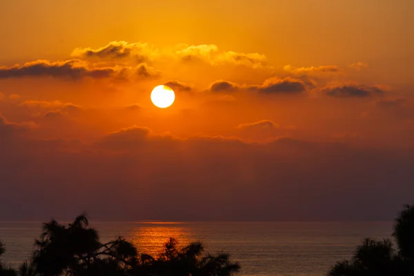 Denizin üzerinde gün batımı