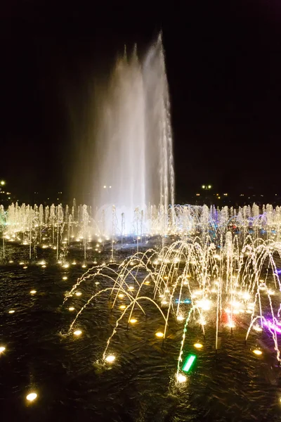 Fonte iluminada — Fotografia de Stock