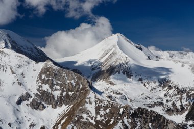 Pirin karla kaplı dağlar