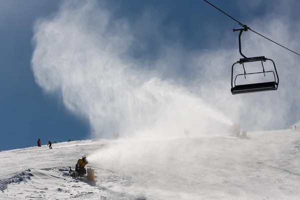 Snowmaking spraying snow — Stock Photo, Image